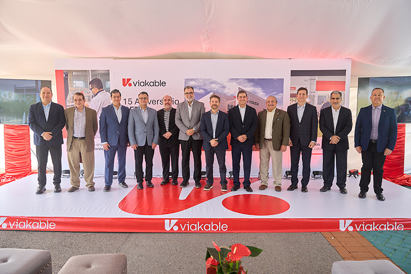 Directivos y Autoridades: Directivos de XIGNUX y Viakable se tomaron la foto conmemorativa junto con aliados estratégicos del CETIV.